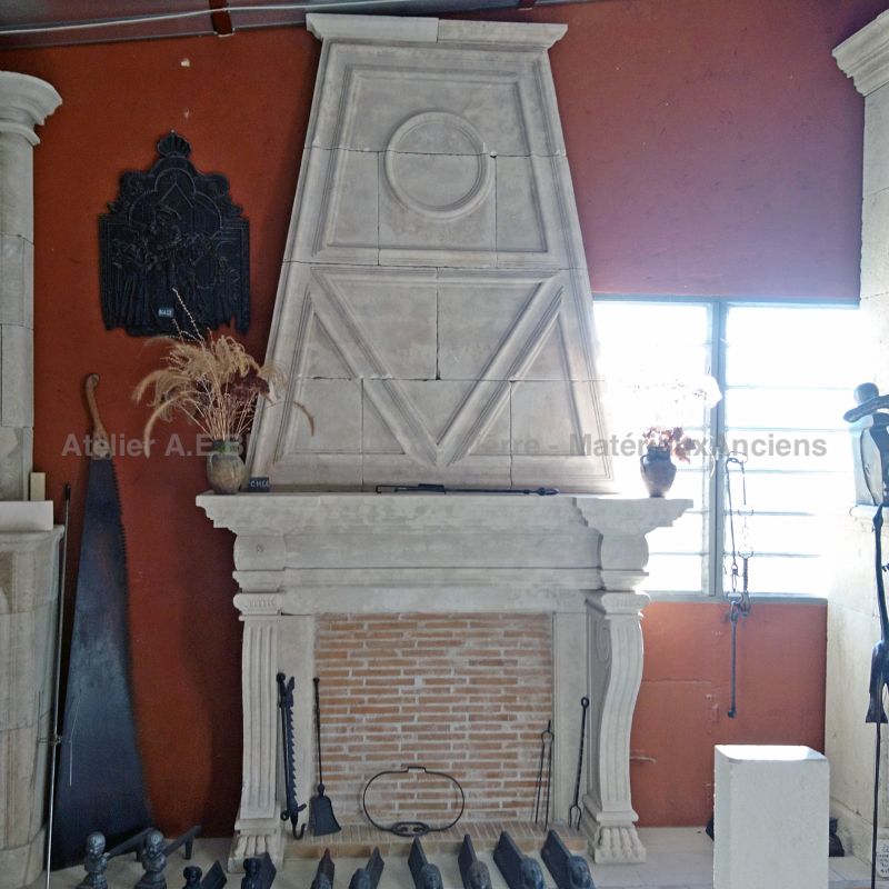 Cheminée en pierre avec hotte en pierre taillée de Provence - Atelier Alain BIDAL (Provence)