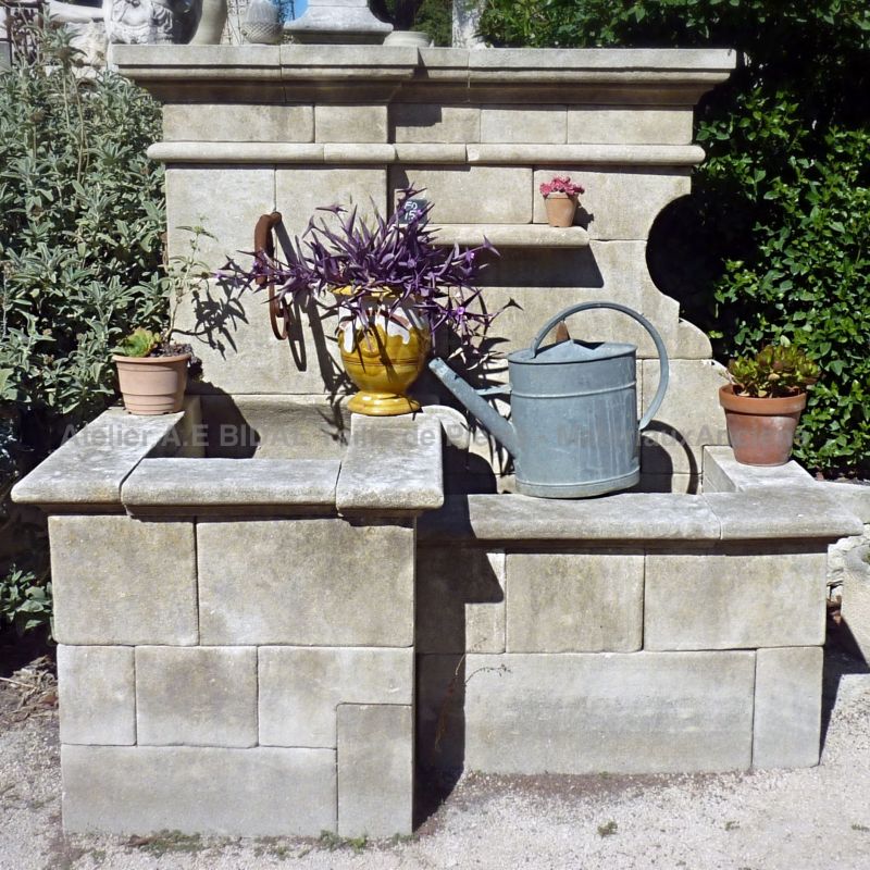 Fontaine de Vaucluse en pierre de taille - Fontaine de jardin à double bassin.