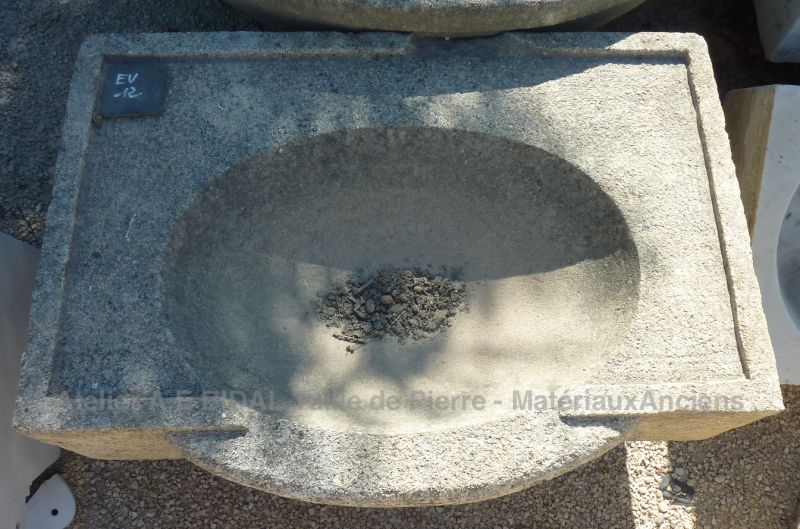 Mobilier d'intérieur ou d'extérieur artisanal : évier en pierre - Atelier Alain BIDAL (Provence)