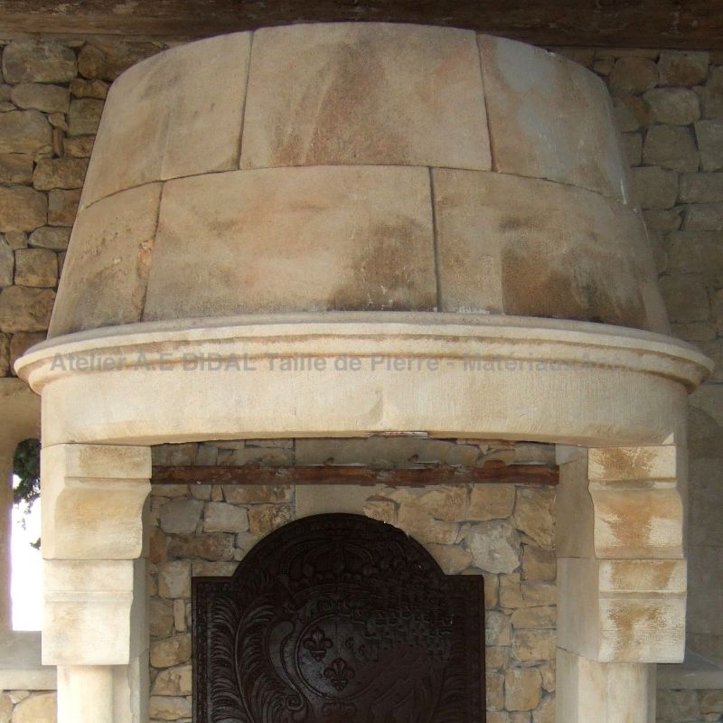 Cheminée gothique ronde, réalisation artisanale d'un élément de décoration unique de l'Atelier Alain BIDAL (Provence)