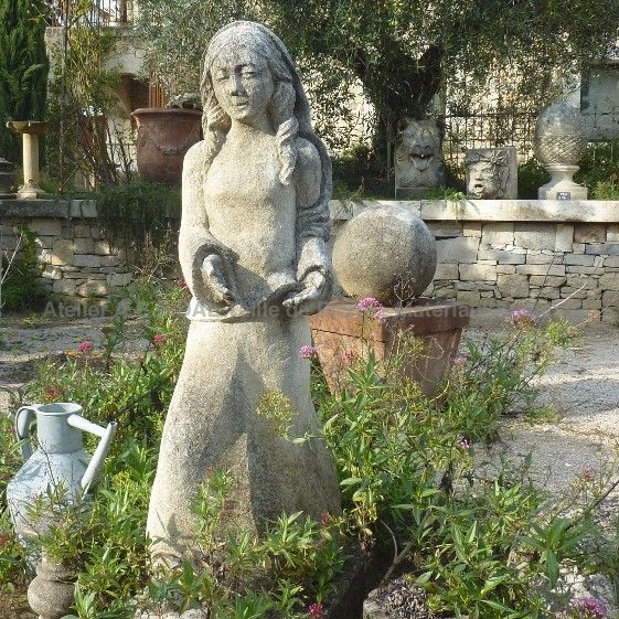 Grande statue de jardin en pierre représentant la vierge Marie - Bidal