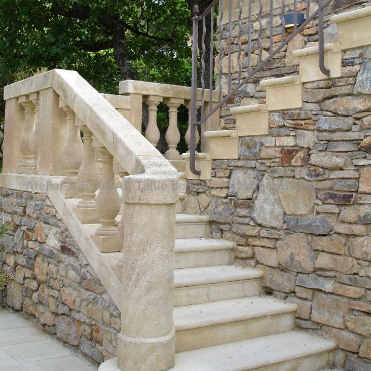 Bel exemple d'escaliers en pierre de taille naturelle.