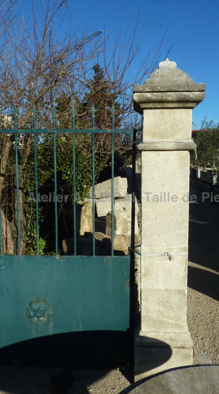 Zoom of the pillar at the Bidal Workshop in the Isle of Sorgue.
