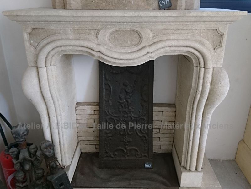 Réédition en pierre naturelle d'une grande cheminée à trumeau Louis XV - Atelier Alain BIDAL (Provence)