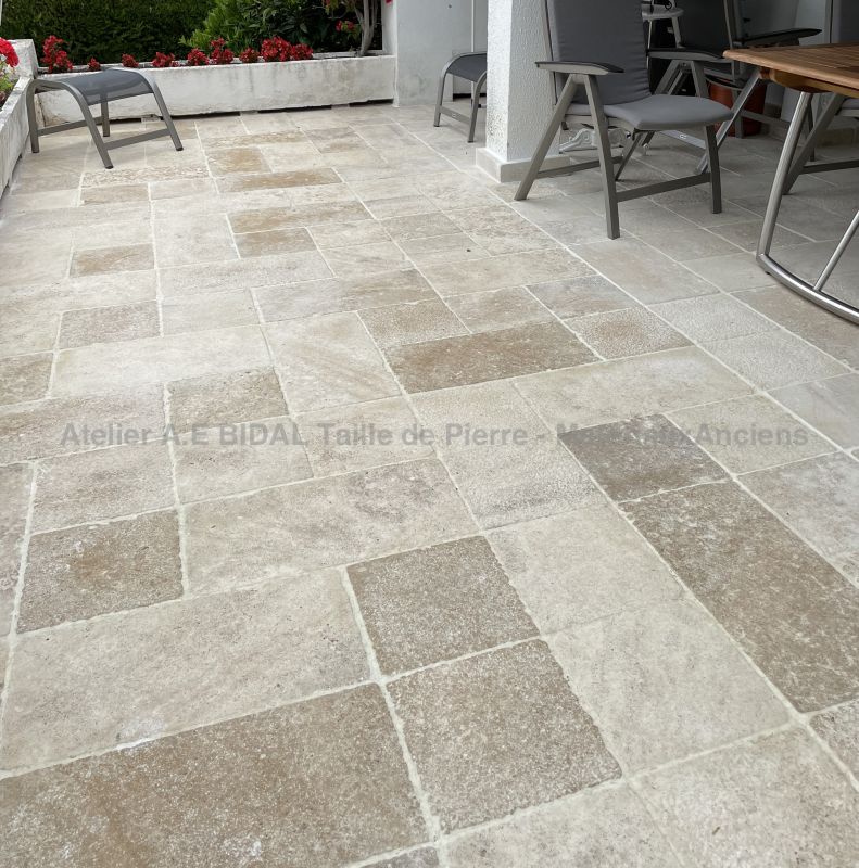 Dallage rustique en pierre de Bourgogne par Atelier Alain BIDAL