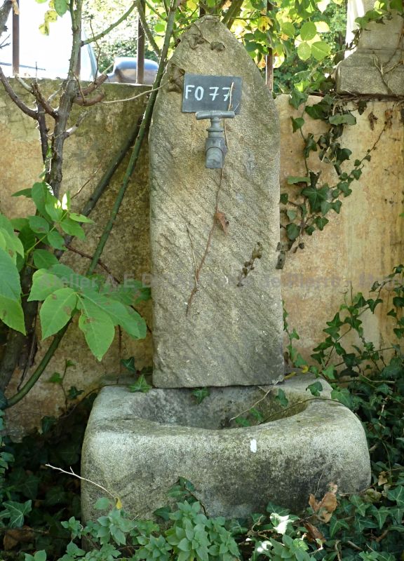 Small stone garden fountain by stonemason Alain BIDAL (Provence)