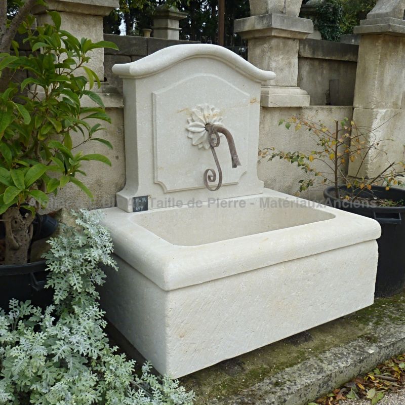 Fountain in stone carved in our atelier located in Provence