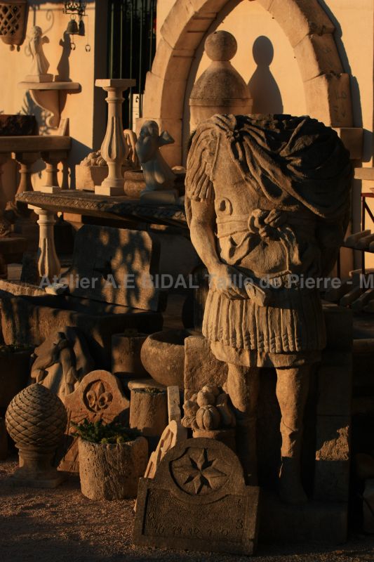 Période antiquite romaine: statue décorative toute en sculpture de pierre.