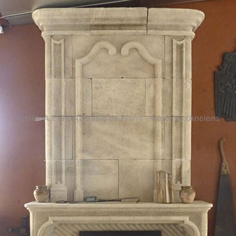 Cheminée en pierre de taille des artisans de l'atelier Alain Bidal (Provence)