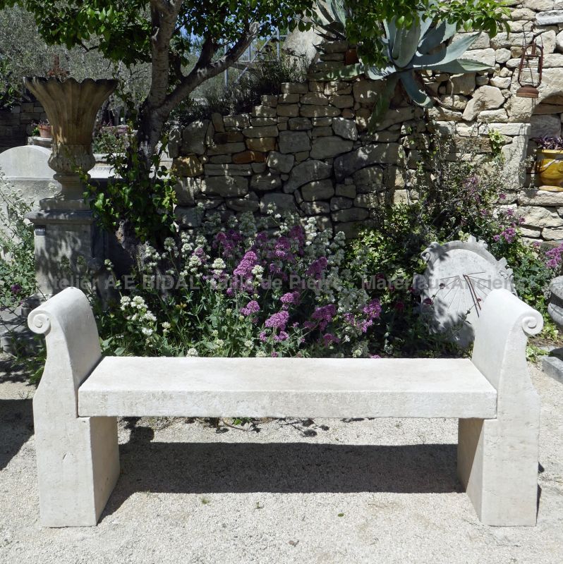 Magnifique banc de jardin en pierre d'Avy avec accoudoirs sculptés - Fabrication Atelier Alain BIDAL