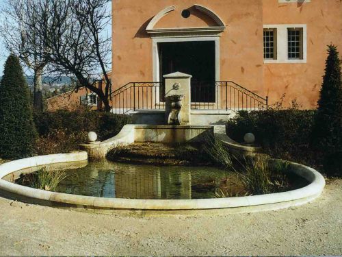 Réalisation de fontaines en pierre de taille sur mesure.