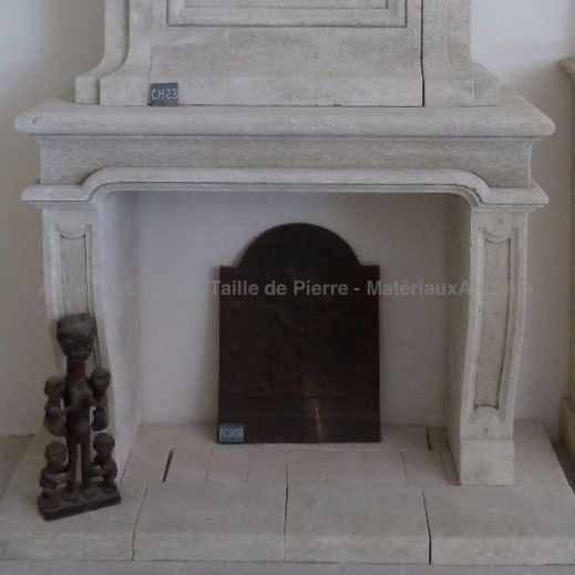 Élégante cheminée de style Louis XIII en pierre - Atelier Alain Bidal (Provence)