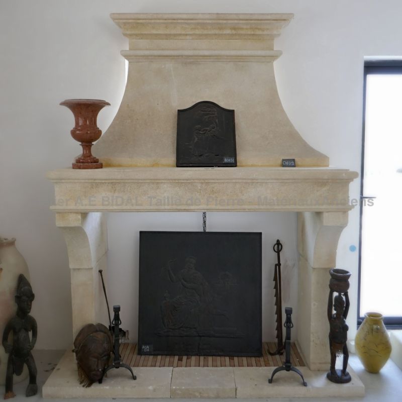 Grande et belle cheminée en pierre de style Louis Philippe - Atelier Alain BIDAL (Provence)