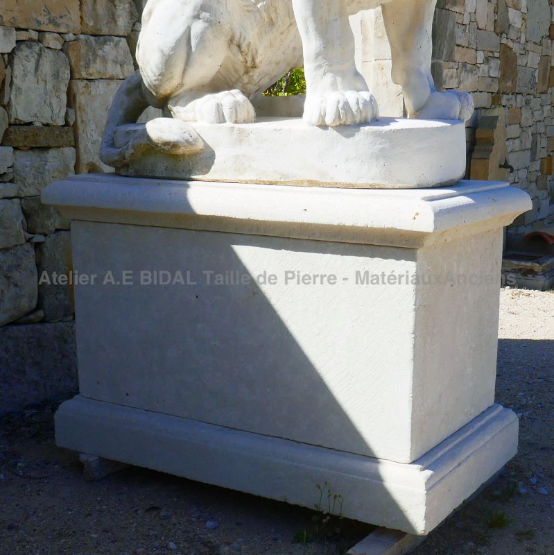 Socle cubique pour statue en pierre - Piédestal en pierre non gélive pour statue
