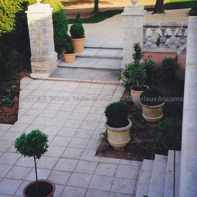 Paving stone made in siz stone - exemple as an outdoor use.
