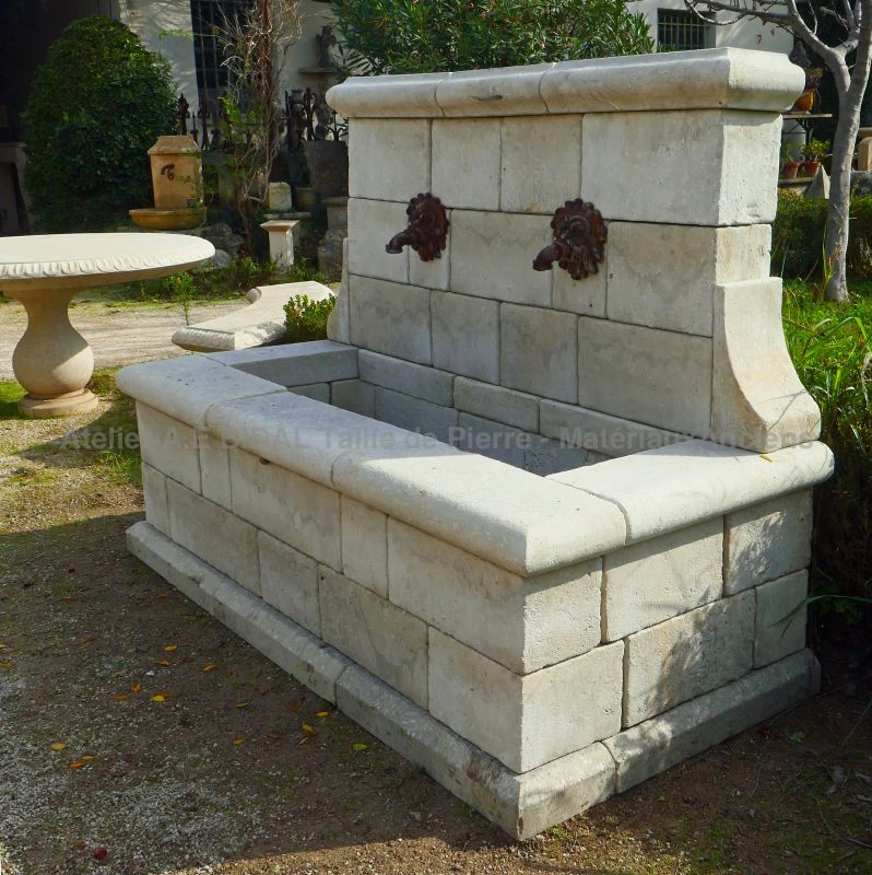 Fontaine de Provence en pierre non gélive : Atelier Alain BIDAL (Provence)