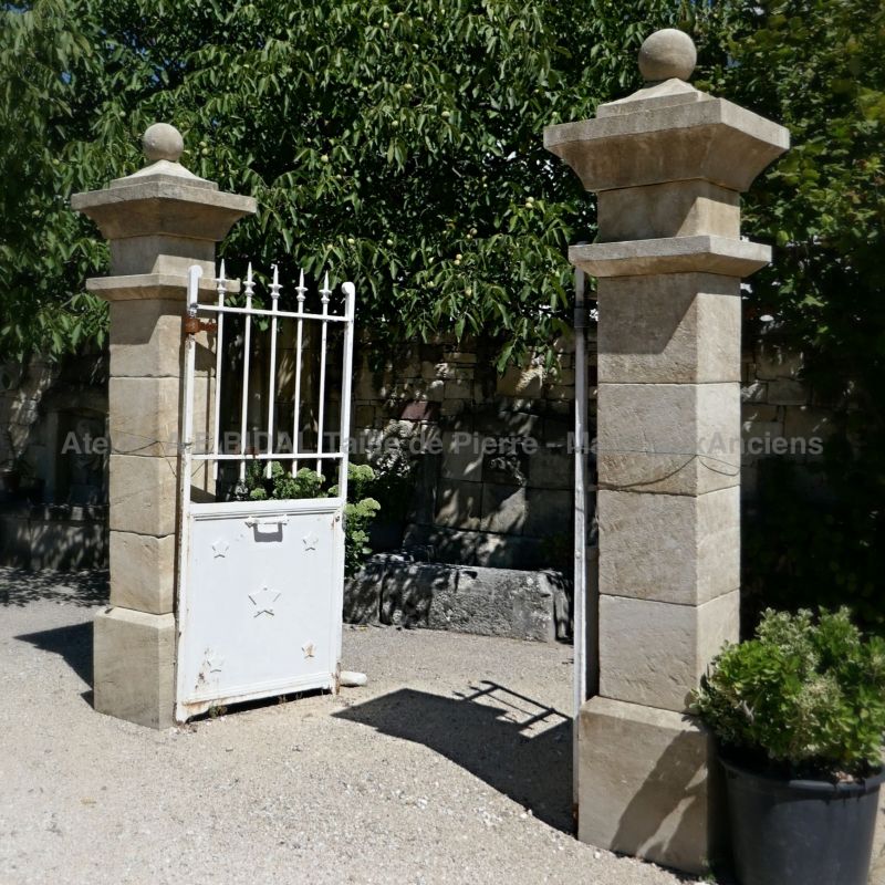 Gateposts crafted in Provence stone | Pair of pillars made by the stonemason of the artisanal company Alain Bidal.