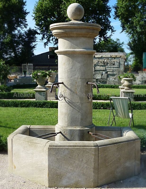 Fontaine de jardin en pierre de taille des Ateliers Bidal du Vaucluse.
