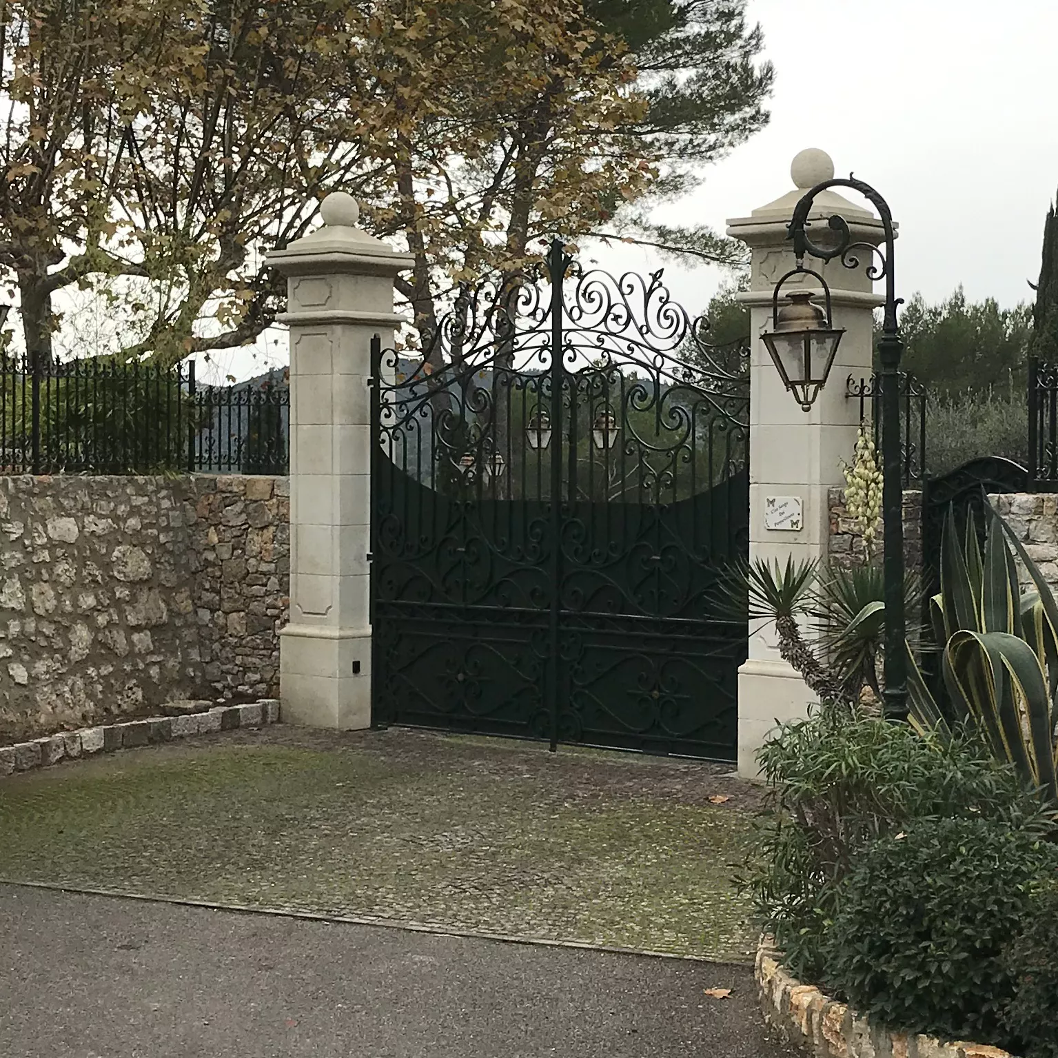 Gate pillars in stone handcrafted by Atelier Alain BIDAL, Provence