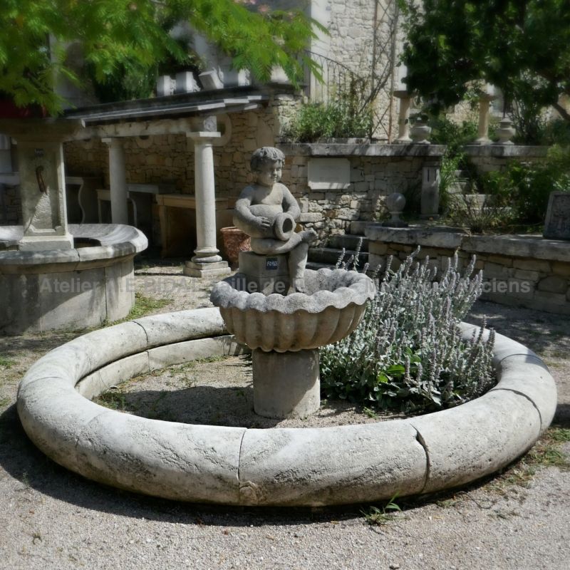 Fontaine de jardin de type centrale en pierre - Fontaine à eau signée Alain Bidal en pierre de taille.