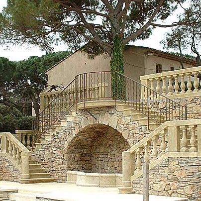 Escalier en pierre avec beaucoup de caractère - création signée Alain Bidal