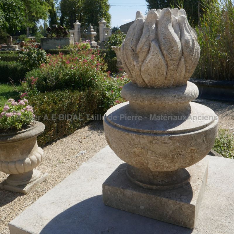 Pot à feu en pierre : élément de déco en pierre traditionnel par le tailleur de pierre Alain BIDAL.