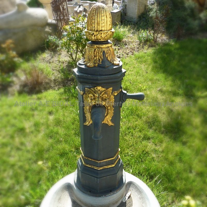 Ancienne pompe en fonte sur notre fontaine centrale de jardin en pierre de Bourgogne | Fontaine de création 100% française signée Alain BIDAL.