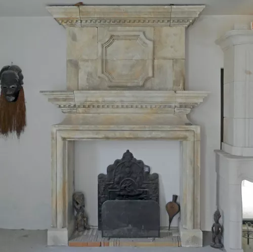 Majestueuse cheminée en pierre d'inspiration Louis XIII créée en Provence - Atelier Alain BIDAL (Provence)