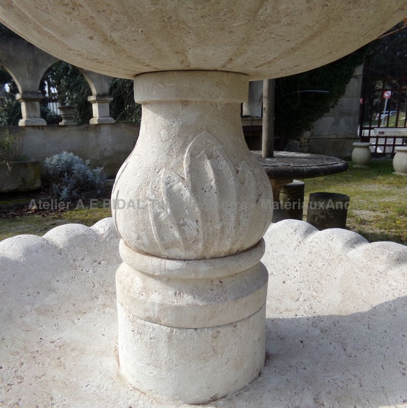 Fontaine ronde en pierre naturelle avec colonne centrale à débordement - Atelier Alain BIDAL (Provence)