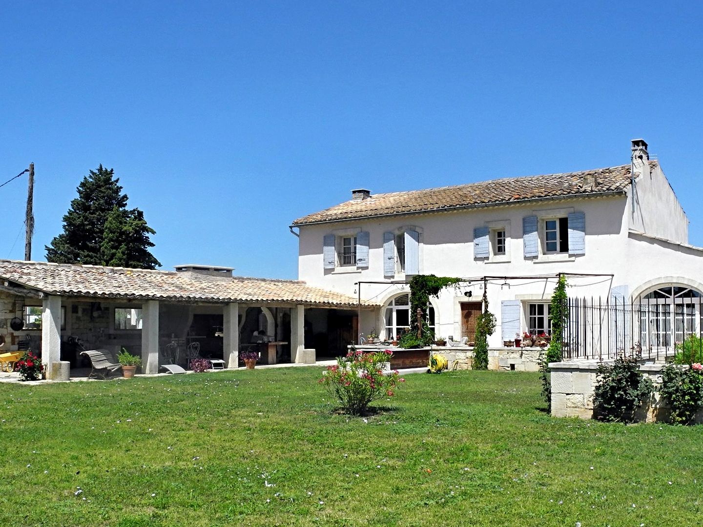 A restoration made by Alain Bidal himself with natural stone and antique materials.