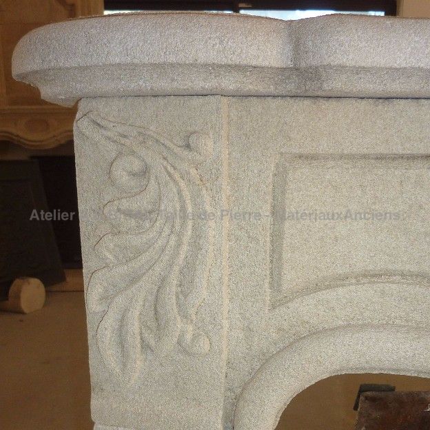 Cheminée en pierre naturelle construite par l'Atelier Bidal, tailleur de pierre du Vaucluse.