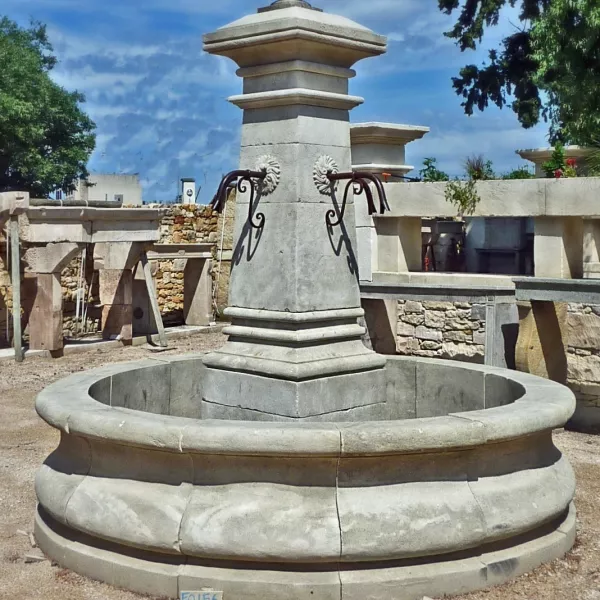 Large fontaine centrale en pierre de taille pour aménagement extérieur - Atelier Alain BIDAL (Provence)