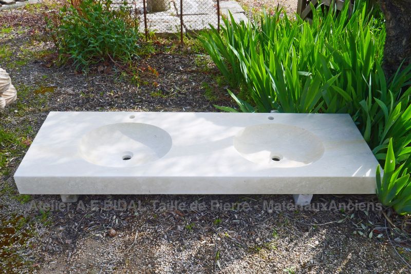 Double bathroom-sink in carved limestone : Atelier Alain BIDAL (Provence)