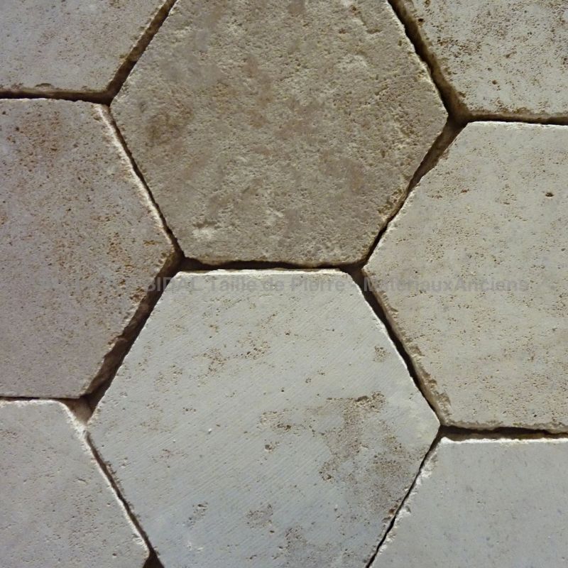 Dallage en pierre pour l'intérieur ou pour l'extérieur en pierre de taille - format hegagonal de tomettes.