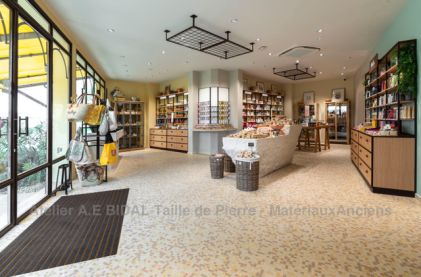 Magnifique comptoir en pierre de d'Avy pour Occitane en Provence ǀ Atelier Alain Bidal en Provence.