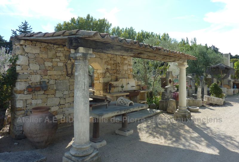 Un auvent en pierre de taille et bois pour l'extérieur.