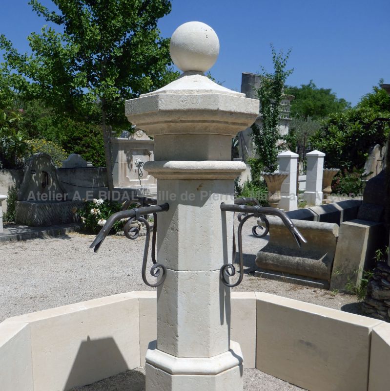 Fontaine provençale octogonale en pierre pour l'aménagement du jardin - Atelier BIDAL.