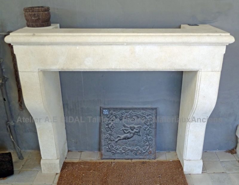 Beau modèle de cheminée en pierre d'inspiration "cheminée provençale" - Atelier Alain BIDAL (Provence)