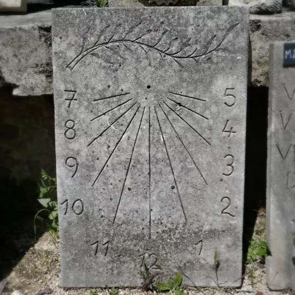 Très beau modèle de cadran solaire en pierre dessiné et réalisé par l'atelier de taille de pierre dirigé par l'artisan tailleur de pierre Bidal.