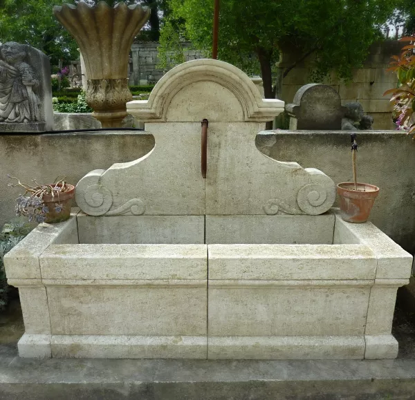 Large fontaine de jardin de style provençal de confection artisanale et française.