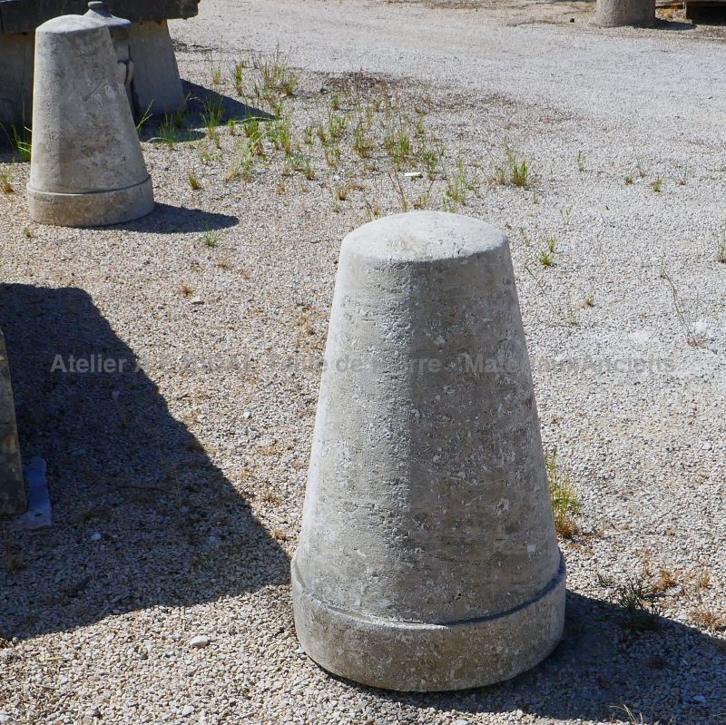 Conical stone ornament - Atelier Alain Bidal (Provence)