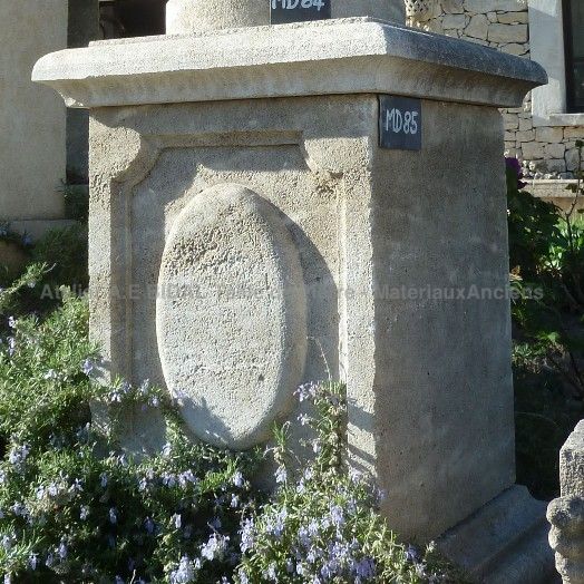 Socle en pierre de taille - Element de décoration de l'extérieur.