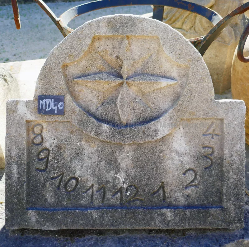 Objet de décoration de fabrication artisanale Bidal : cadran solaire en pierre.