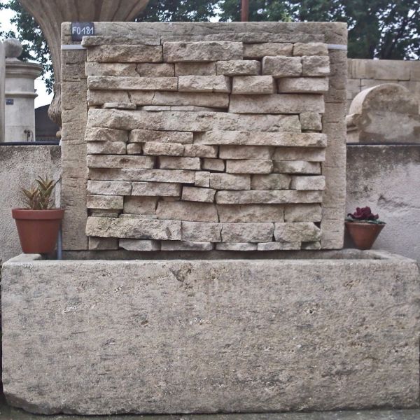 Fontaine-en-pierre-avec-bassin-modèle-PERUGIA