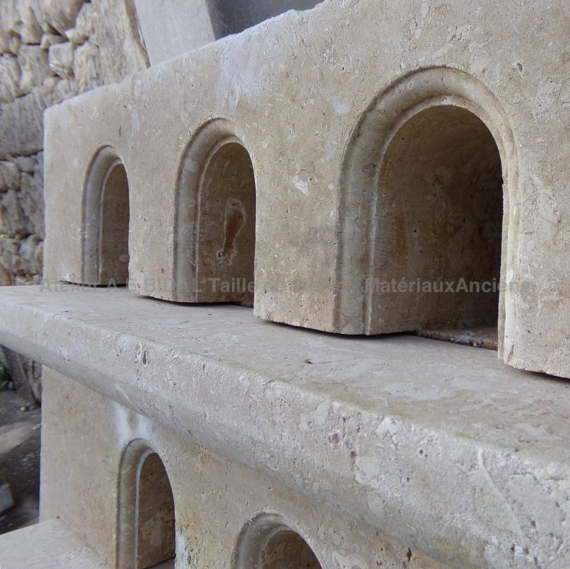 Patrimoine rural français ; belle plaque de pigeonnier en pierre d’Avy - Atelier Alain BIDAL, Provence