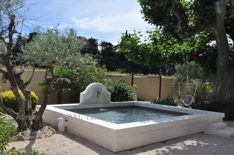 Réalisation sur mesure de margelle en pierre naturelle pour piscine par le tailleur de pierre Alain BIDAL