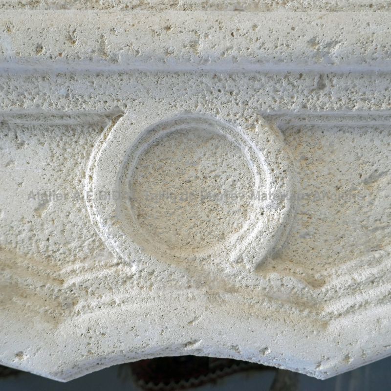 Belle et grande cheminée en pierre - Elément de décoration intérieur de style Louis XV - Atelier Alain BIDAL (Provence)