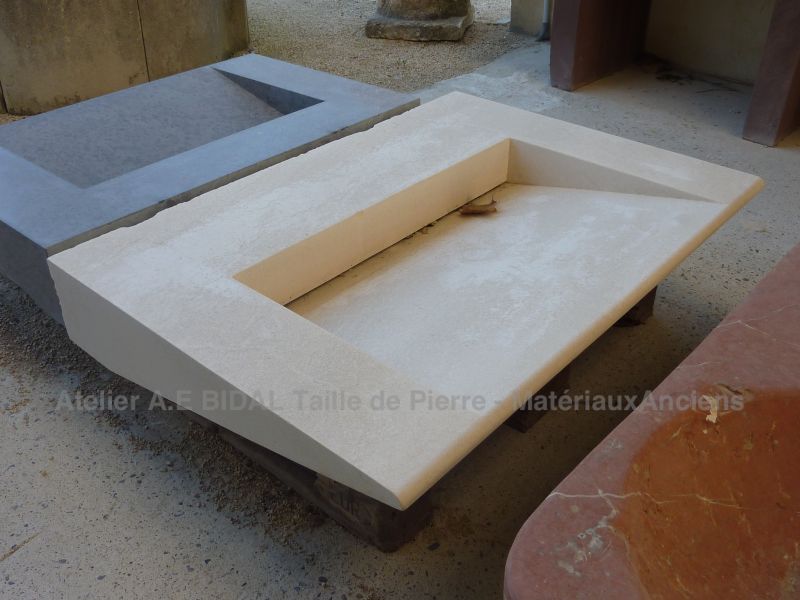 Très design, évier en pierre de taille incliné façon lavoir - Atelier Alain BIDAL ( Provence)
