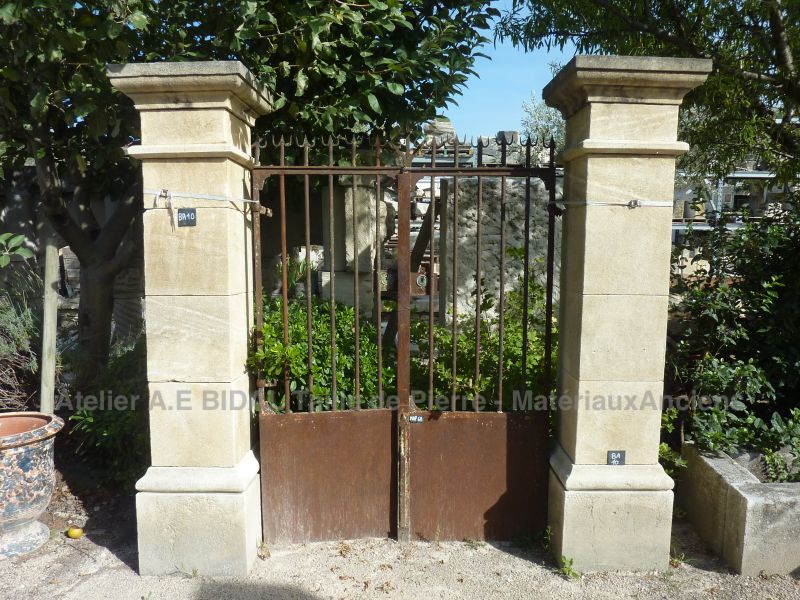 Pillars in stone made by a stone carving specialised in Natuarl stone