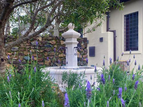 Fountain of Provence in natural stone by the master stone-cutter Alain BIDAL